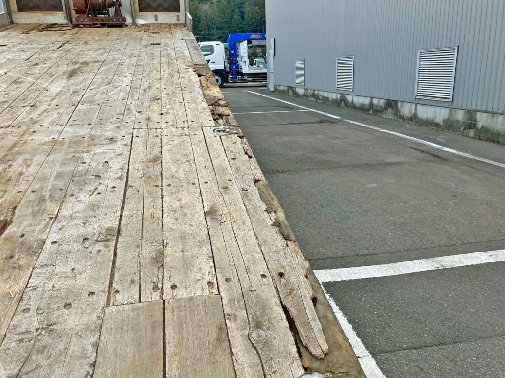 床板運転席側中央部に割れ・コーキング補修箇所があります。|いすゞ ギガ QKG-CYH77Aの写真15