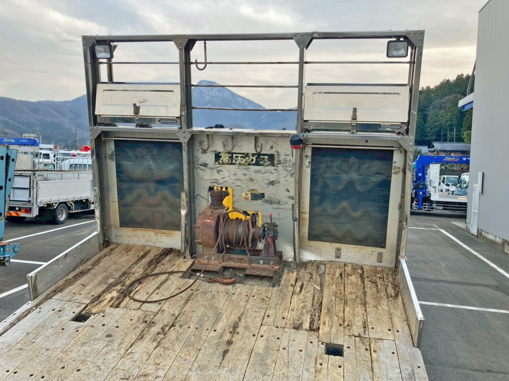 プロテクターはステンレス製です。(上部左右にステンレス製の工具箱が付いています)|いすゞ ギガ QKG-CYH77Aの写真16