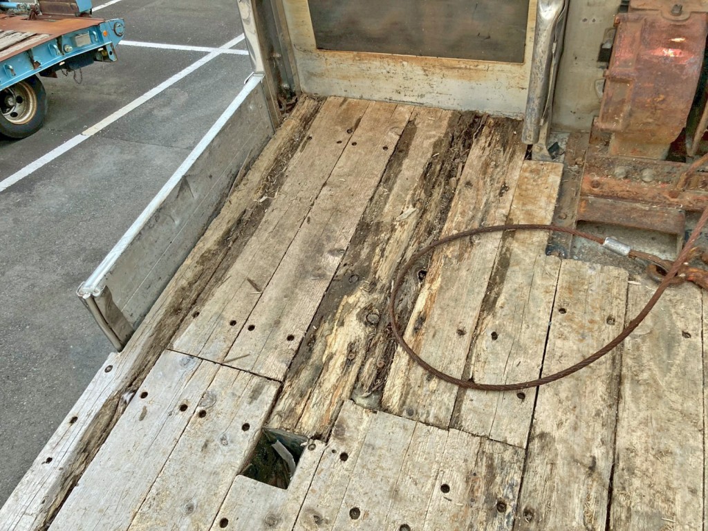 前方助手席側の床板に割れがあります。|いすゞ ギガ QKG-CYH77Aの写真17