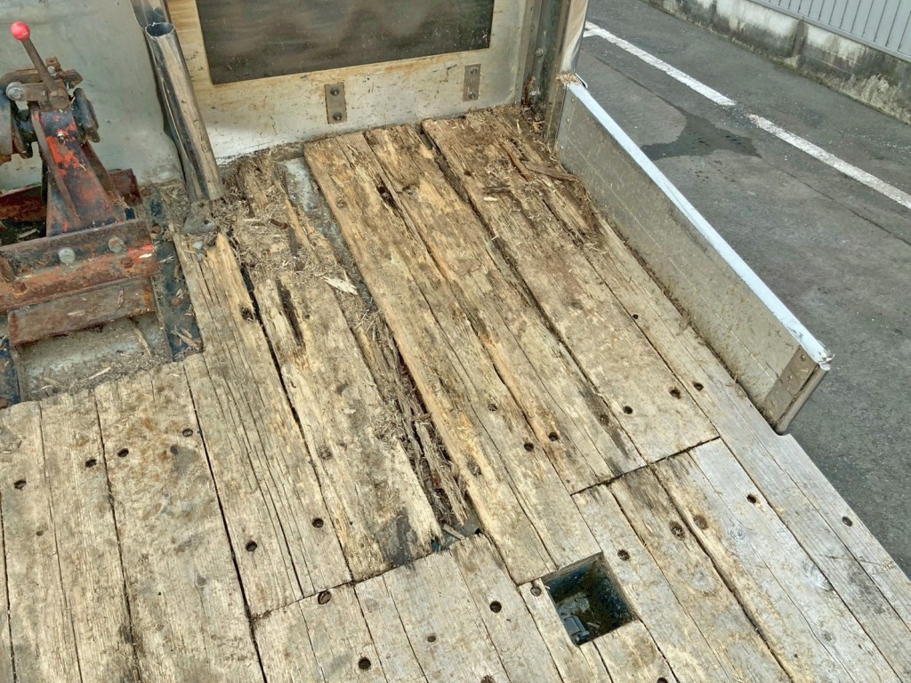 前方運転席側の床板に割れがあります。|いすゞ ギガ QKG-CYH77Aの写真18