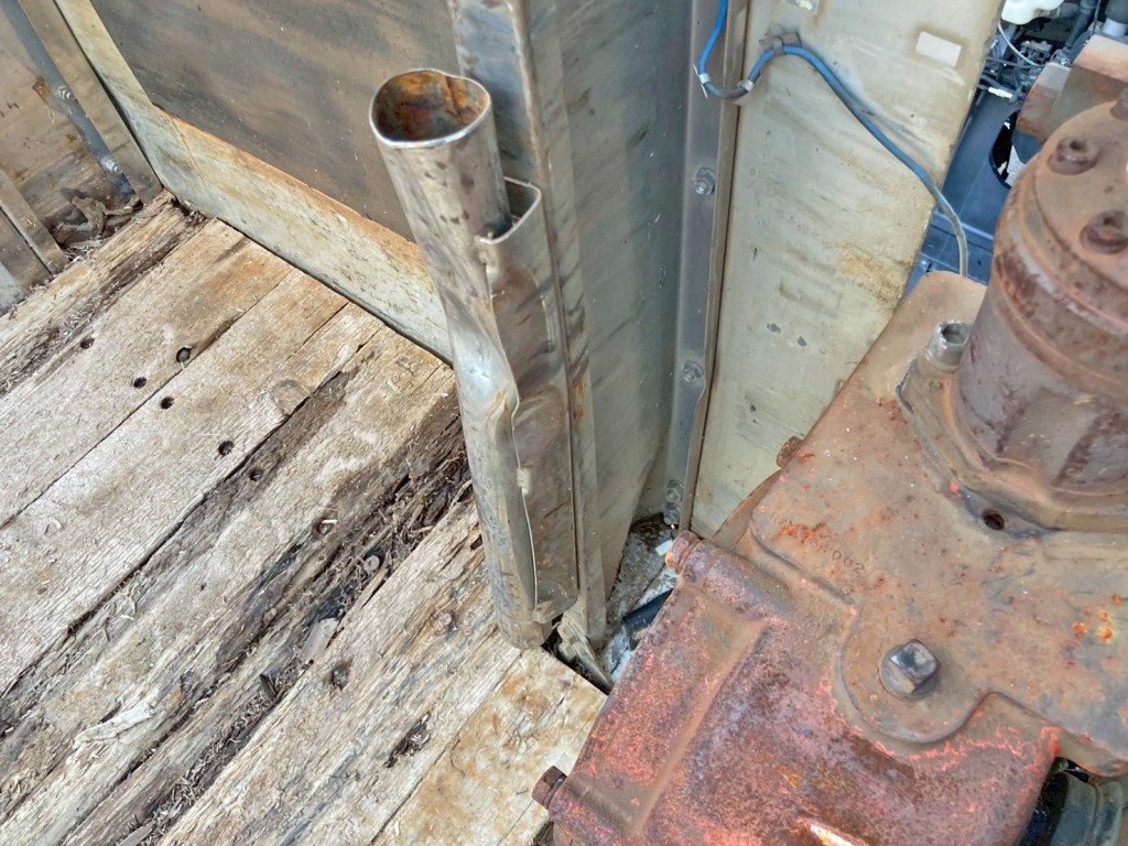 プロテクター中央下部ステーに曲がりがあります。|いすゞ ギガ QKG-CYH77Aの写真19