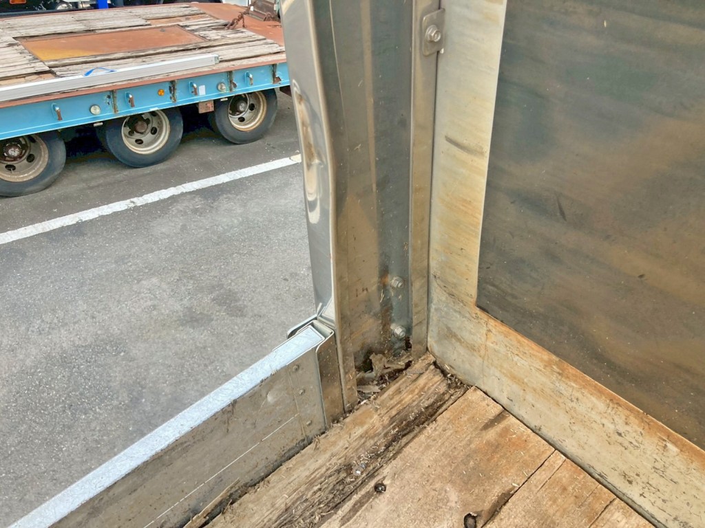 プロテクター助手席側下部ステーに曲がりがあります。|いすゞ ギガ QKG-CYH77Aの写真20