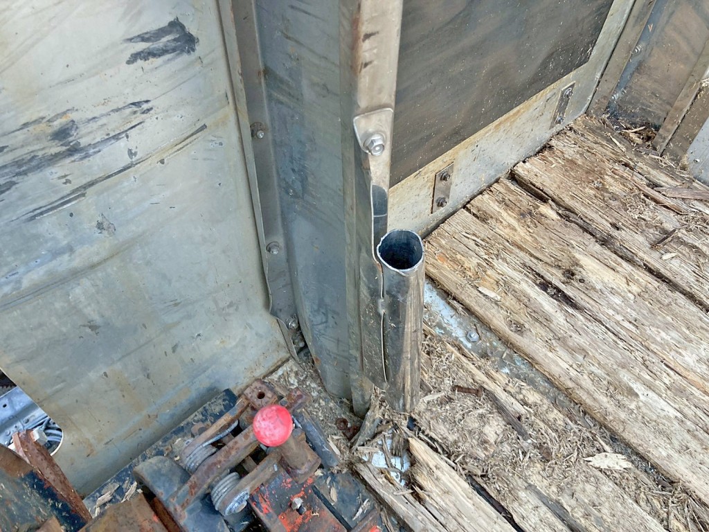 プロテクター中央下部ステーに曲がりがあります。|いすゞ ギガ QKG-CYH77Aの写真21