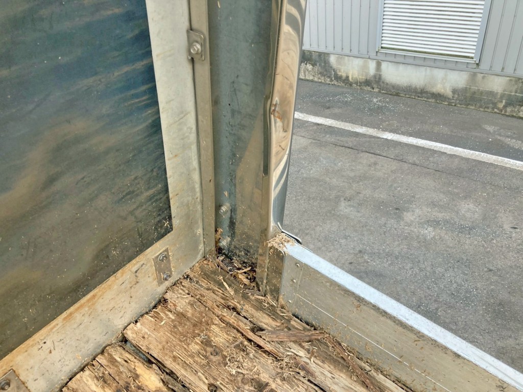 プロテクター運転席側下部ステーに曲がりがあります。|いすゞ ギガ QKG-CYH77Aの写真22