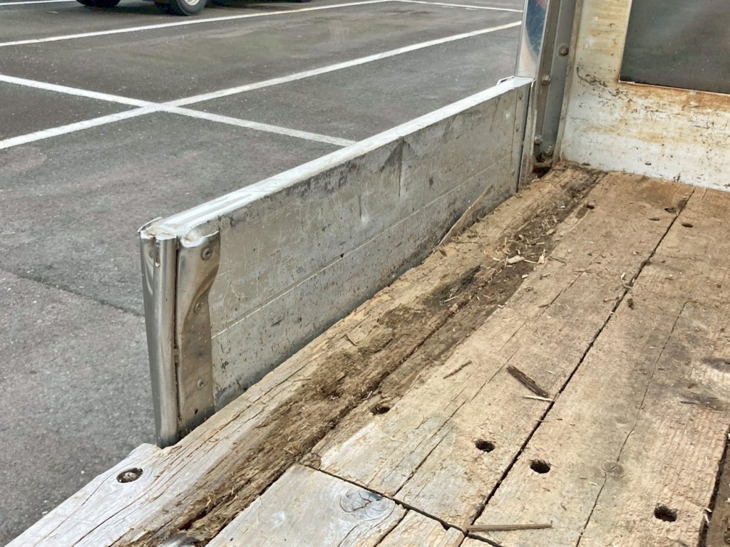 助手席側アオリにキズ・ヘコミがあります。|いすゞ ギガ QKG-CYH77Aの写真23