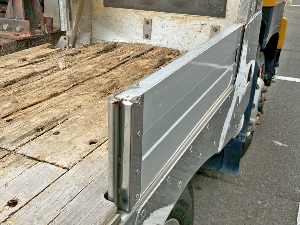 運転席側アオリにヘコミがあります。|いすゞ ギガ QKG-CYH77Aの写真24