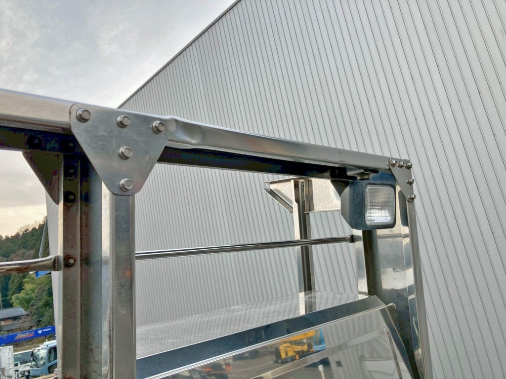 プロテクター上部運転席側にヘコミがあります。|いすゞ ギガ QKG-CYH77Aの写真25