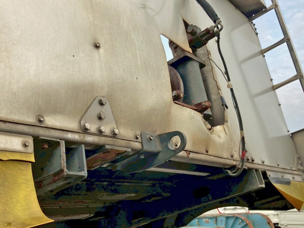 前壁中央下部に膨らみがあります。|いすゞ ギガ QKG-CYH77Aの写真27