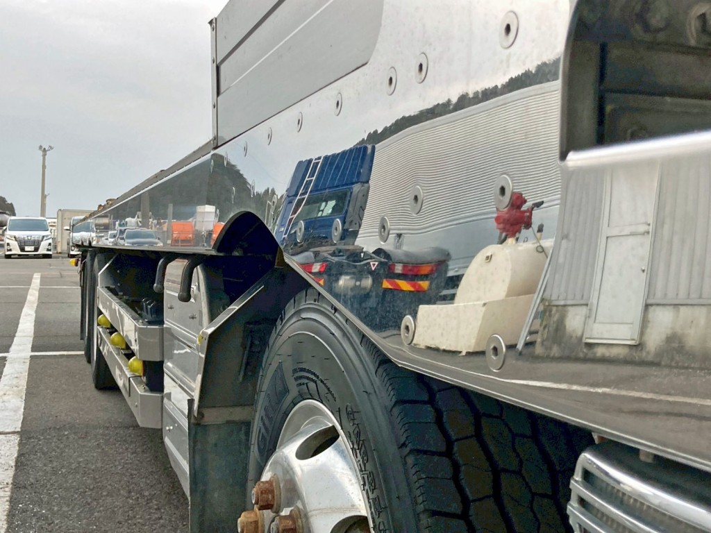 左右サイドレール前方膨らみの為 全幅オーバーしています。(運転席側)|いすゞ ギガ QKG-CYH77Aの写真29