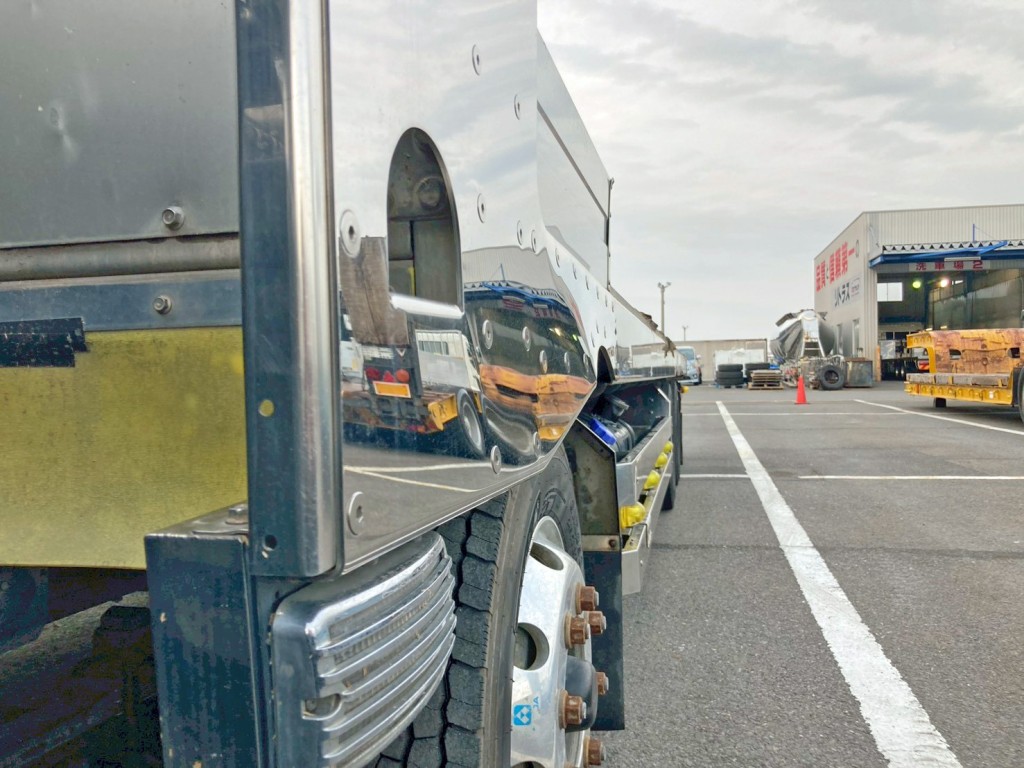 左右サイドレール前方膨らみの為 全幅オーバーしています。(助手席側)|いすゞ ギガ QKG-CYH77Aの写真30