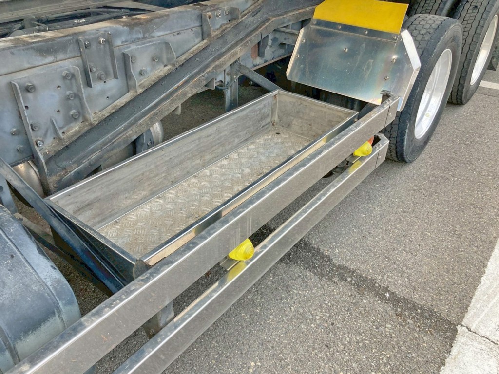 助手席側にりん木入れが付いています。|いすゞ ギガ QKG-CYH77Aの写真34