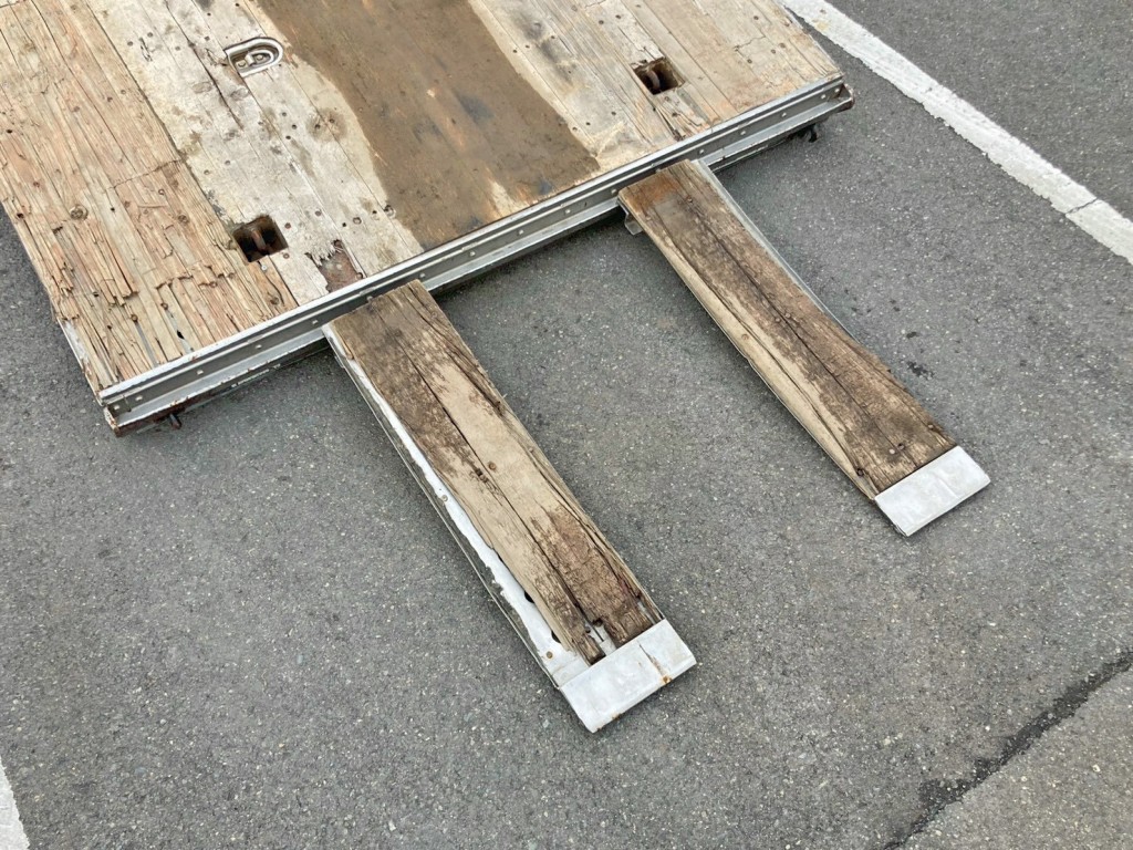 歩みは手動式です。(床板に割れがあります)|いすゞ ギガ QKG-CYH77Aの写真36