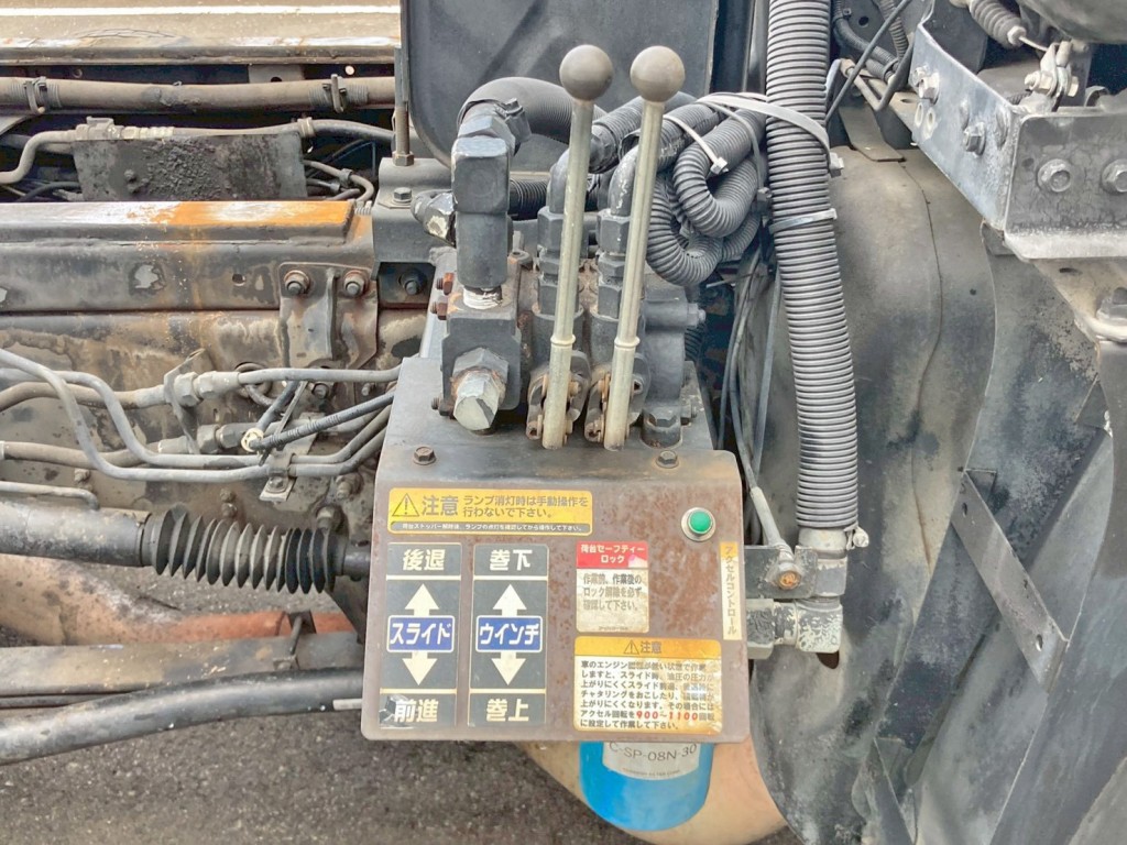ボディースライド 及び ウインチの操作レバーです。|いすゞ ギガ QKG-CYH77Aの写真38