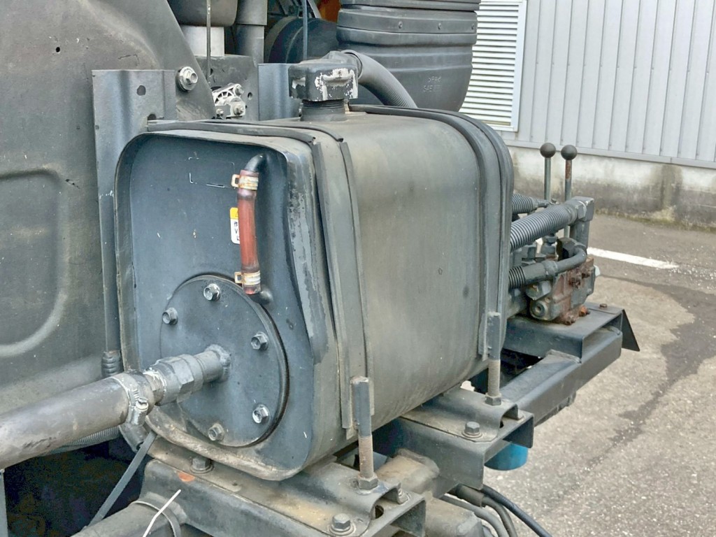 作動油タンクにヘコミがあります。|いすゞ ギガ QKG-CYH77Aの写真40