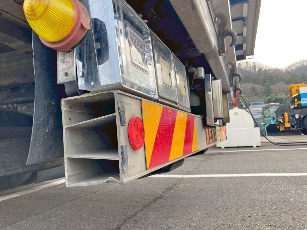 助手席側テールランプブラケット 及び リヤバンパーに傾きがあります。(バンパー端にヘコミがあります)|いすゞ ギガ QKG-CYH77Aの写真42