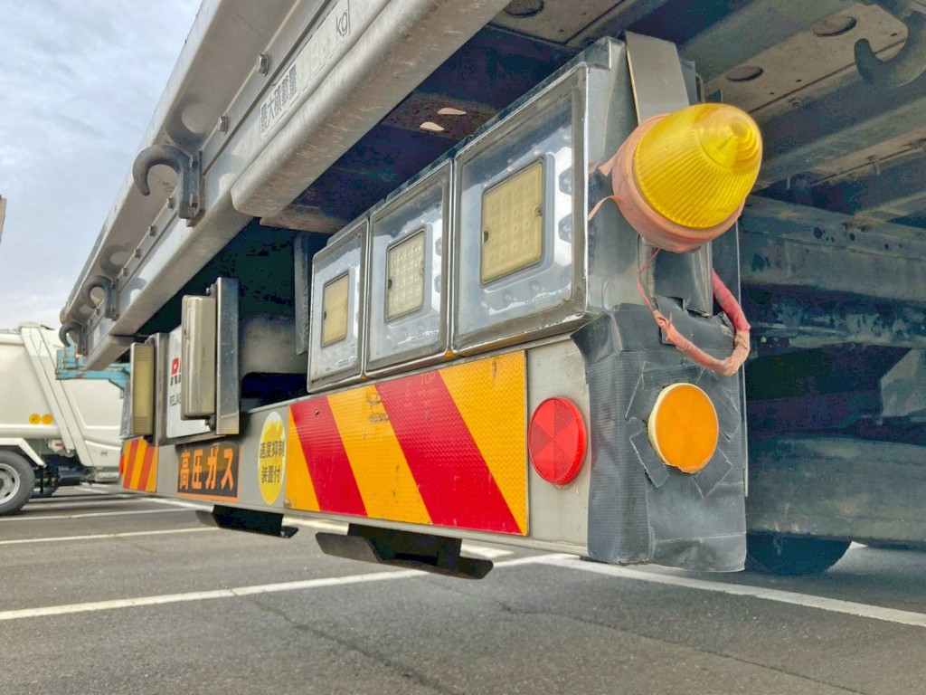 運転席側テールランプブラケット 及び リヤバンパーに傾きがあります。(バンパーカバー割れ有り)|いすゞ ギガ QKG-CYH77Aの写真43