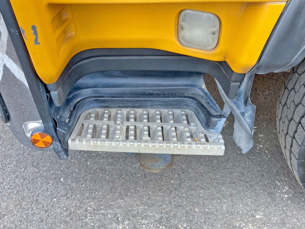 助手席側ステップ周りにキズ・塗装剝がれ・歪みがあります。|いすゞ ギガ QKG-CYH77Aの写真45