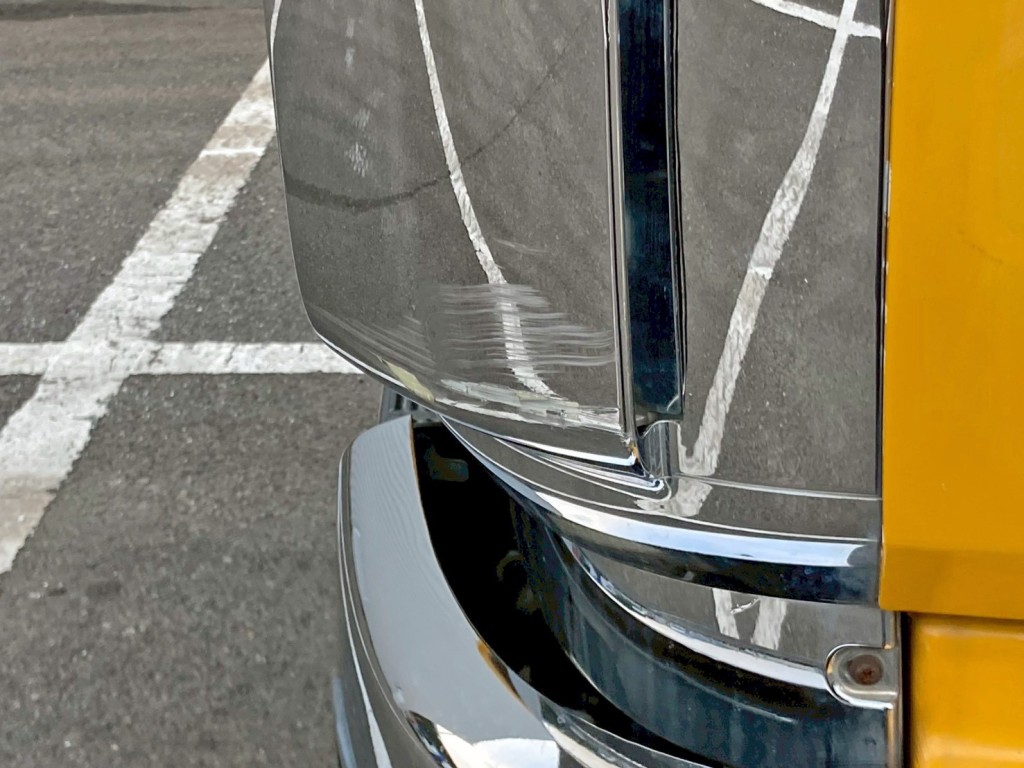 助手席側コーナーパネルに引きキズがあります。|いすゞ ギガ QKG-CYH77Aの写真46