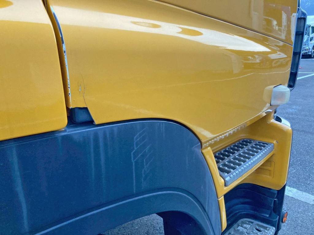 運転席ドアに割れがあります。|いすゞ ギガ QKG-CYH77Aの写真47