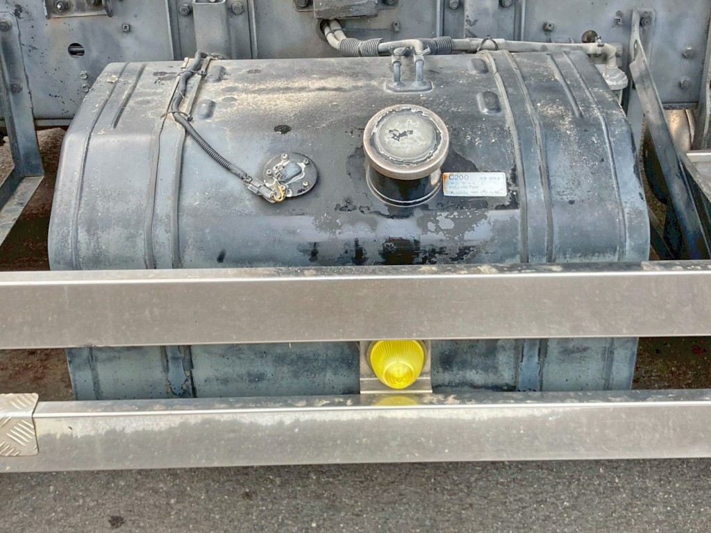 燃料タンクは200Lです。|いすゞ ギガ QKG-CYH77Aの写真50