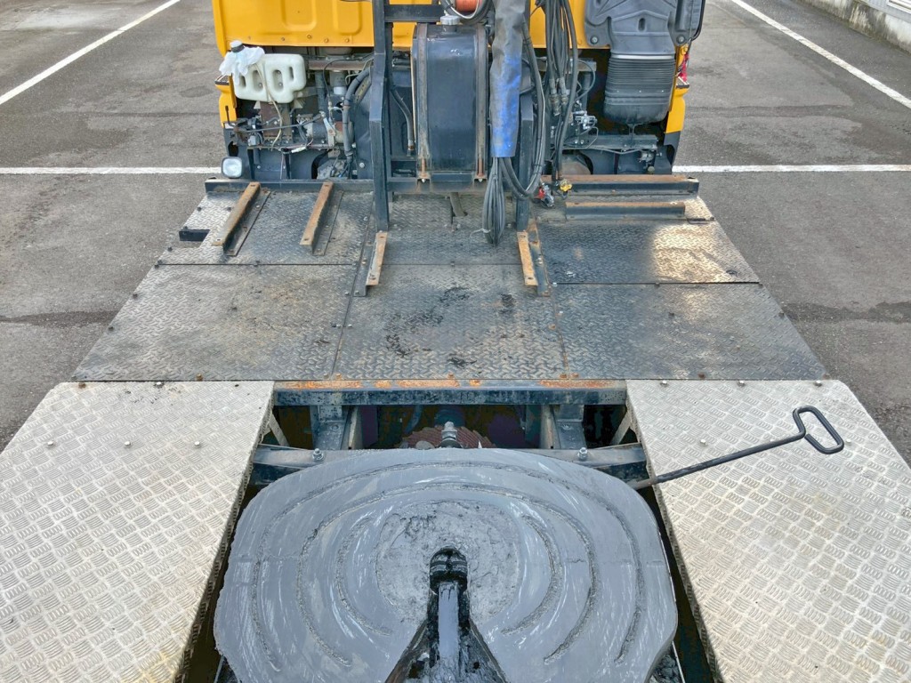 踊り場の状態です。(前方は縞板鉄製・後方は縞板アルミです)|いすゞ ギガ QDG-EXZ52AJの写真10