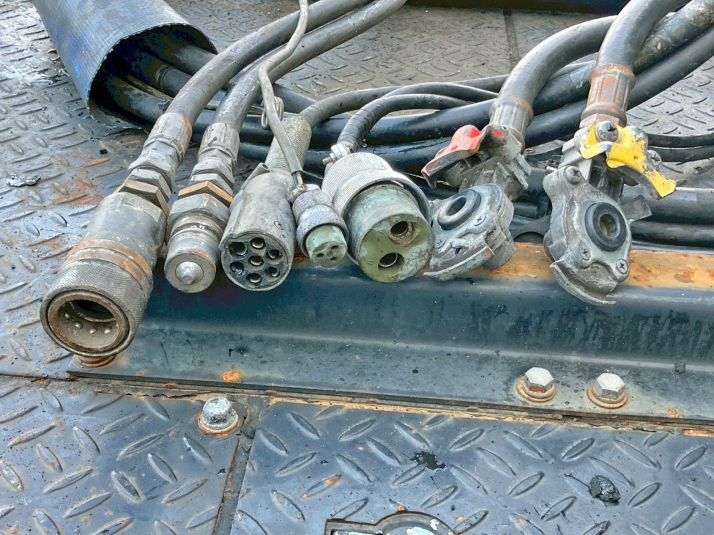 接続コネクター類です。|いすゞ ギガ QDG-EXZ52AJの写真12