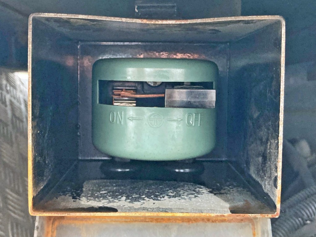 メタルコンセントの電源スイッチです。|いすゞ ギガ QDG-EXZ52AJの写真13