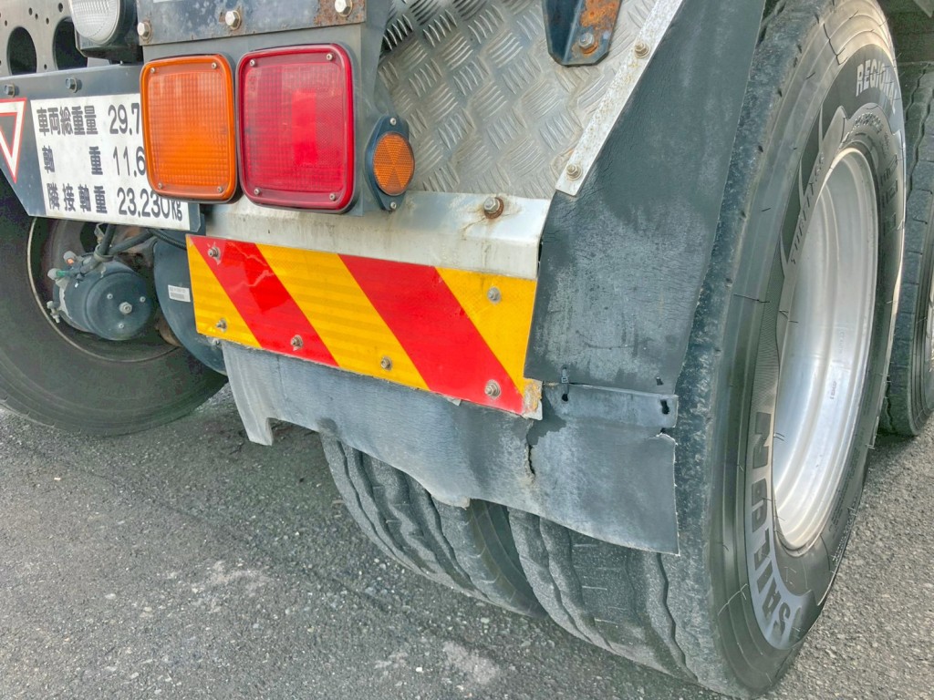 運転席側リヤフェンダーに割れがあります。|いすゞ ギガ QDG-EXZ52AJの写真21