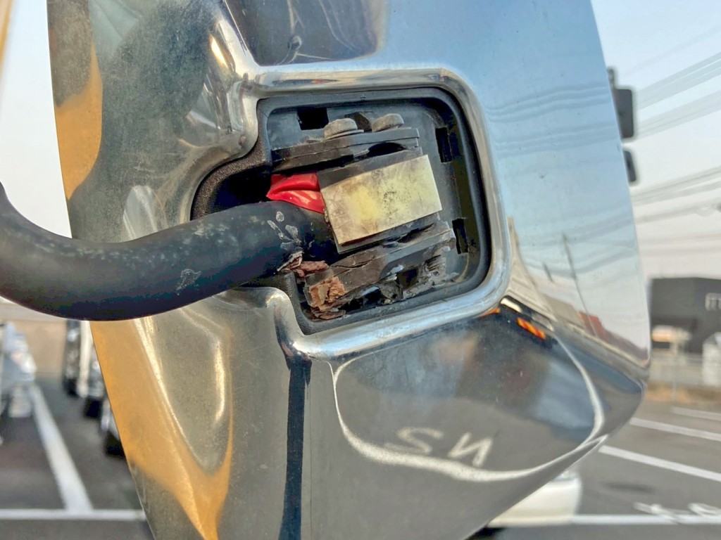 助手席側補助ミラー取付部に割れがあります。|いすゞ ギガ QDG-EXZ52AJの写真23