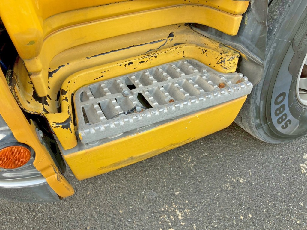 助手席側ステップ周りにキズ・塗装剥がれ 及び ステップカバーにガタがあります。|いすゞ ギガ QDG-EXZ52AJの写真24