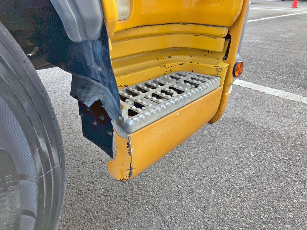 運転席側ステップ周りにキズ・塗装剝がれがあります。|いすゞ ギガ QDG-EXZ52AJの写真25