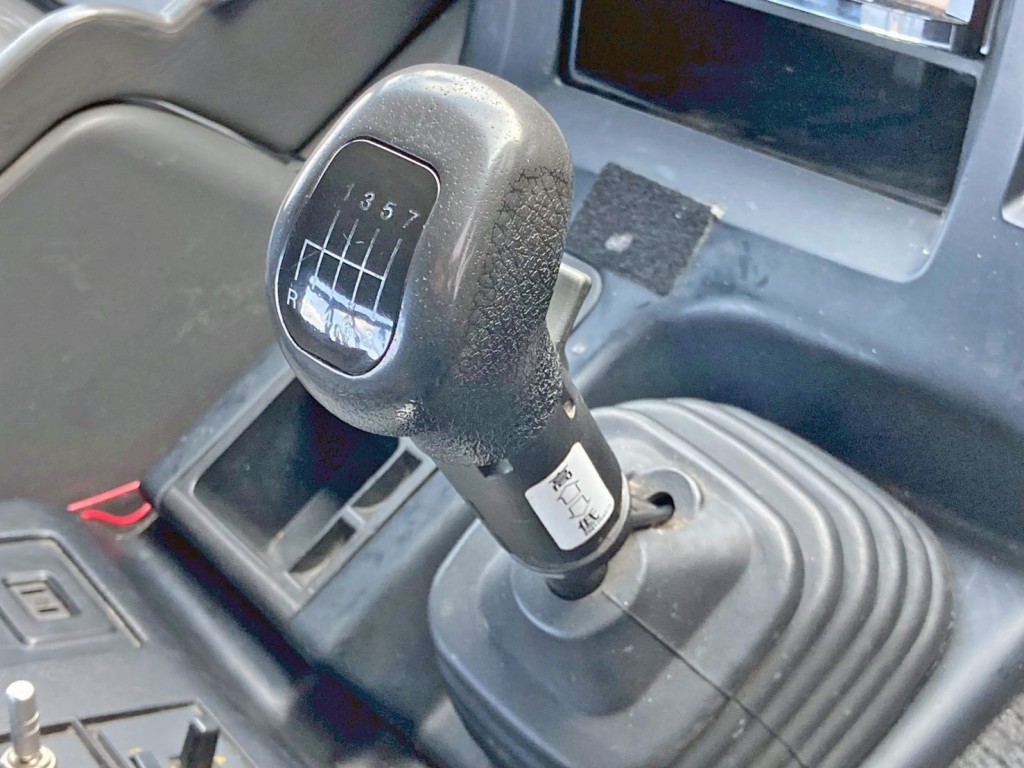 Low ⇔ High切り替えスイッチ付きのマニュアル16速です。|いすゞ ギガ QDG-EXZ52AJの写真30