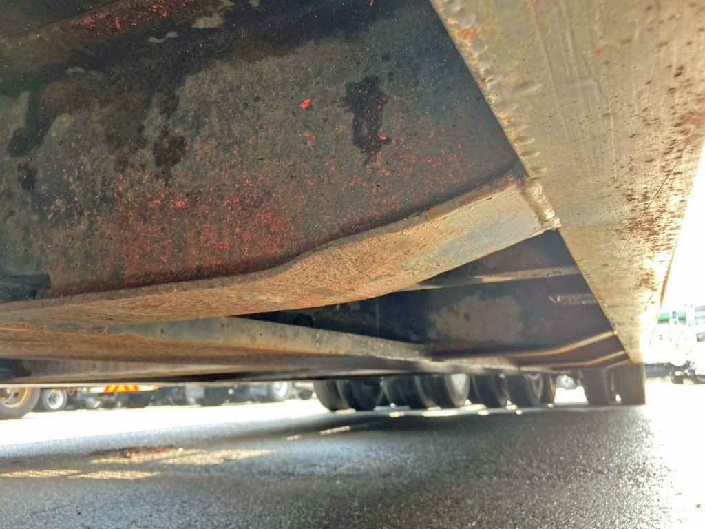 助手席側前方の横ネタに曲がりがあります。|東急 TD302-195の写真8