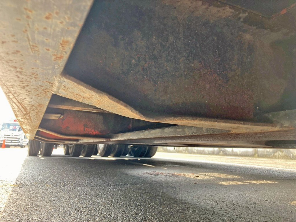 運転席側前方の横ネタに曲がりがあります。|東急 TD302-195の写真9