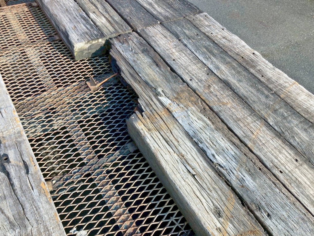 運転席側中央部の木材に割れがあります。|東急  TD302-195の写真13