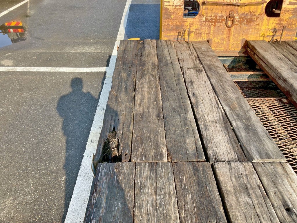 助手席側前方の木材に割れがあります。|東急  TD302-195の写真14