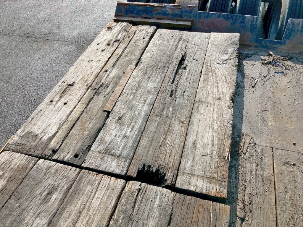 運転席側後方の木材に割れがあります。|東急 TD302-195の写真18