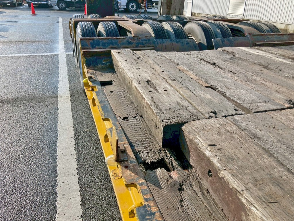 運転席側後方の床板に割れがあります。|東急 TD302-195の写真19