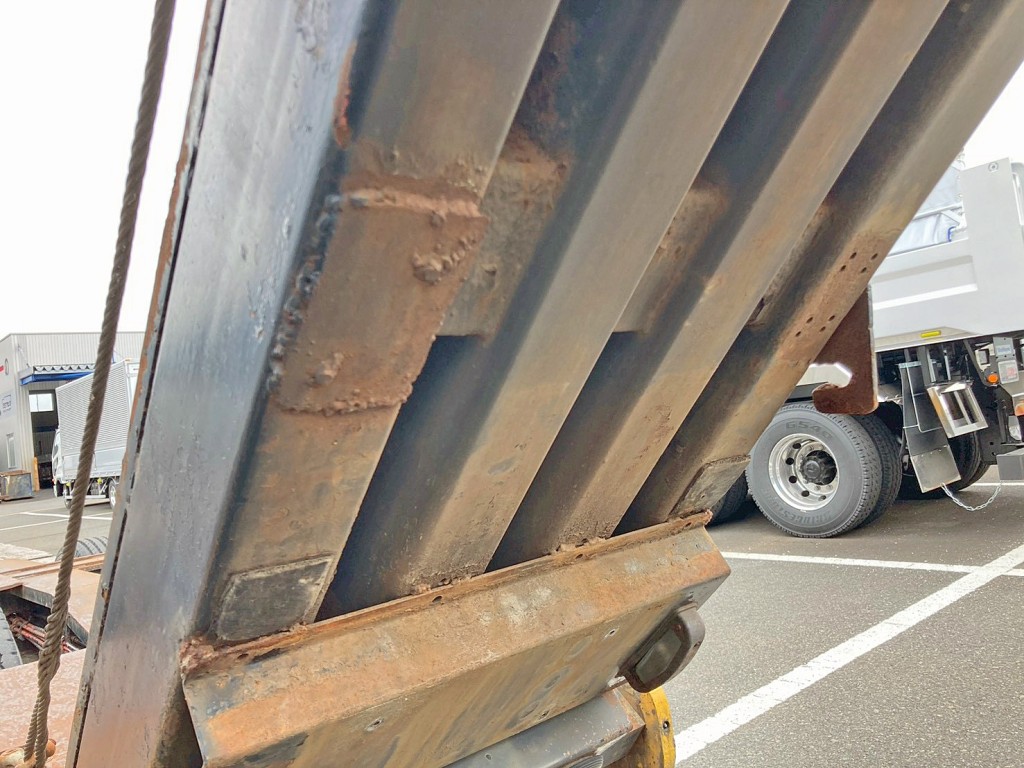 運転席側歩み内側にパッチ当て箇所があります。|東急  TD302-195の写真26