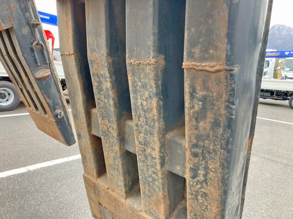 助手席側歩み内側に溶接跡・ヘコミがあります。|東急  TD302-195の写真28