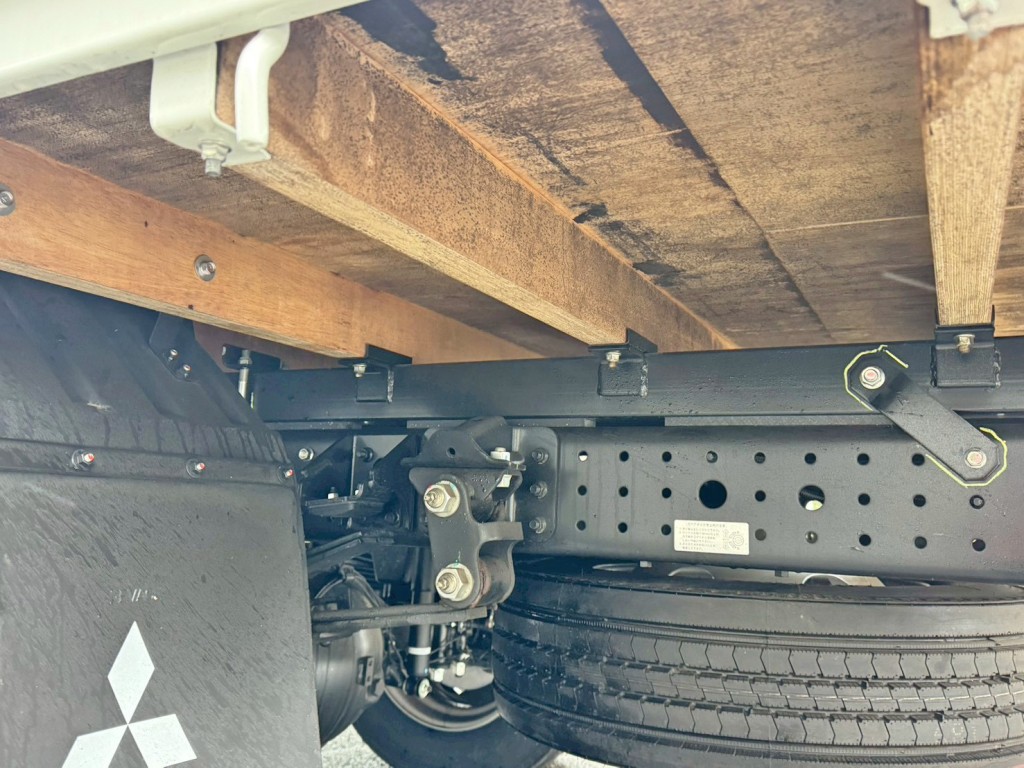 シャーシとネタの状態です。（縦ネタ鉄製・横ネタ木製です）|三菱 キャンター 2RG-FEB80(2WD)の写真6