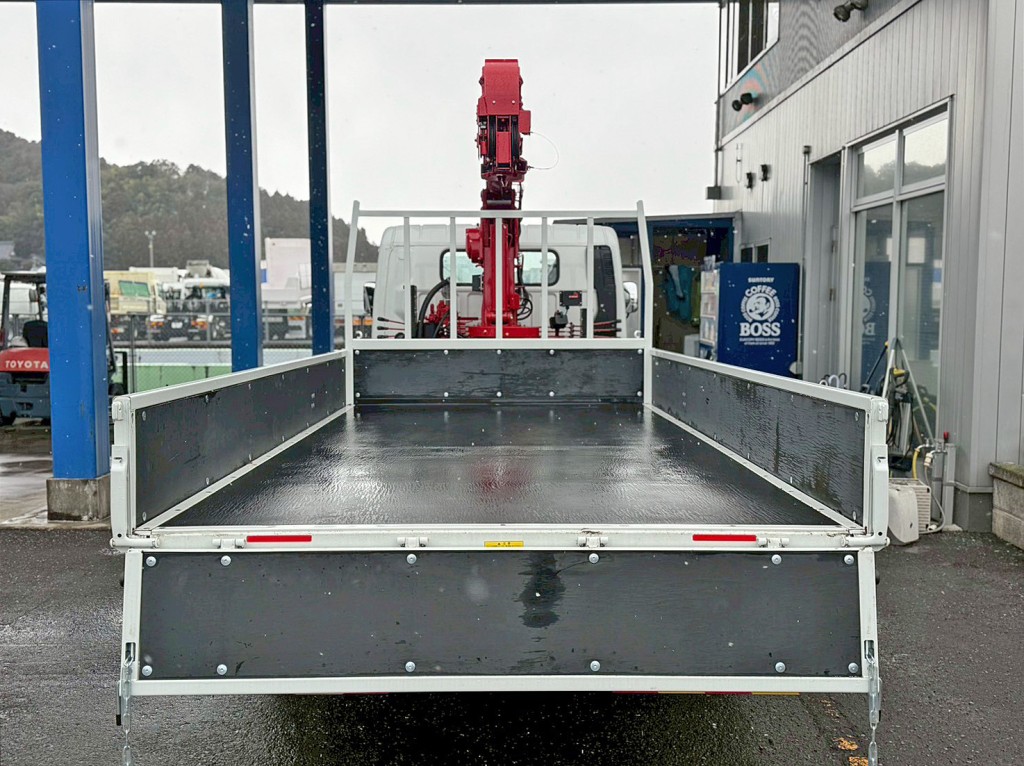 床は板張りです。|三菱 キャンター 2RG-FEB80(2WD)の写真8