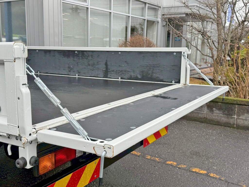 リヤアオリは水平に出来ます。|三菱 キャンター 2RG-FEB80(2WD)の写真11