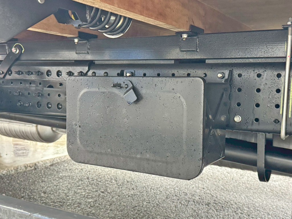 助手席側に工具箱が付いています。|三菱 キャンター 2RG-FEB80(2WD)の写真12