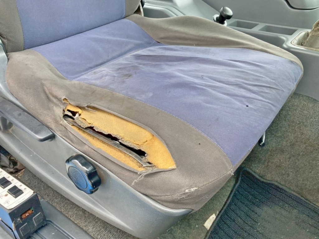 運転席座面にヘタリ・破れ・穴あきがあります。|三菱 ファイター TKG-FK62FYの写真10