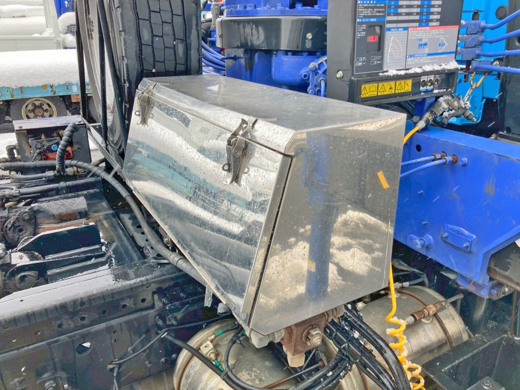 運転席側にステンレス製の工具箱が付いています。(上部にヘコミがあります)|三菱 ファイター TKG-FK62FYの写真17