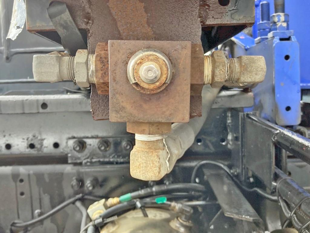 工具箱下部に油圧の切り替えバルブが付いています。(レバー折れ・クレーン作動時の状態です)|三菱 ファイター TKG-FK62FYの写真18