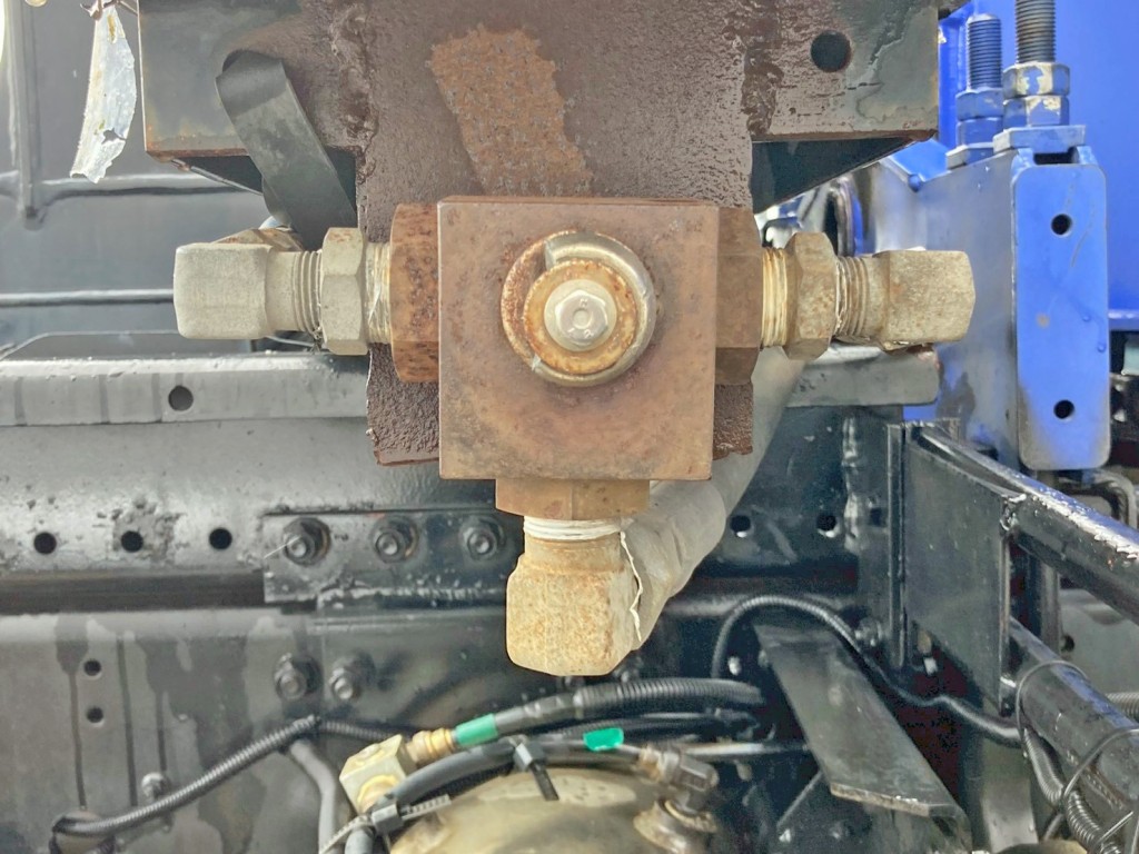 油圧の切り替えバルブです。(レバー折れ・アームロール作動時の状態です)|三菱 ファイター TKG-FK62FYの写真19