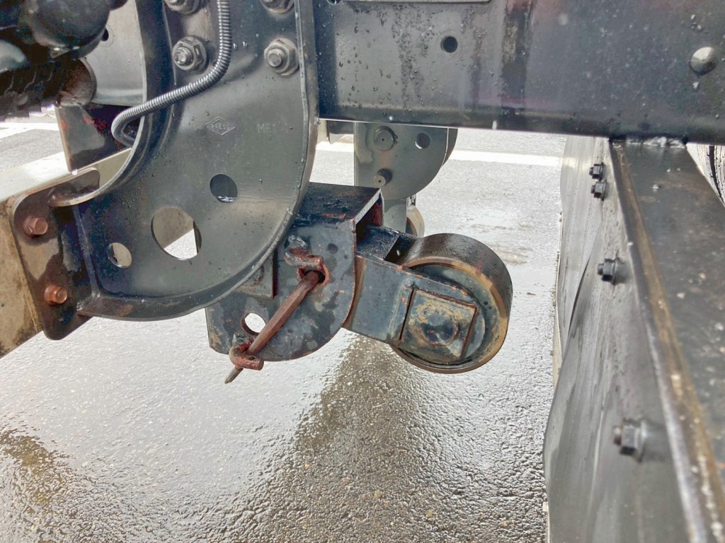 運転席側リヤジャッキのロックピン異品・取り外し不可。(ジャッキのローラー固着しています)|三菱 ファイター TKG-FK62FYの写真22