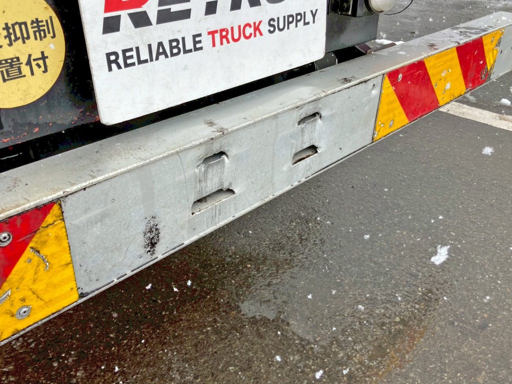 リヤバンパー中央部に割れがあります。|三菱 ファイター TKG-FK62FYの写真25